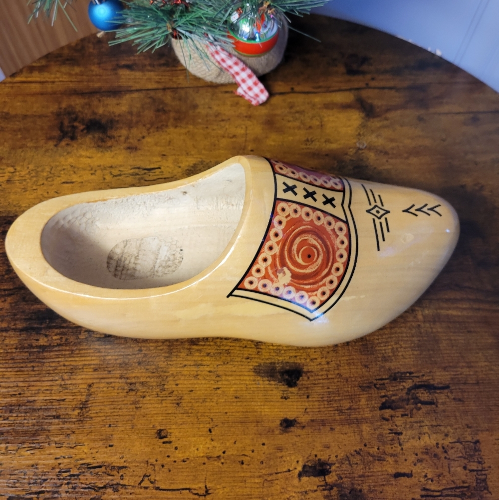 Vintage Dutch hand carved right footh handpainted-tan/red/black